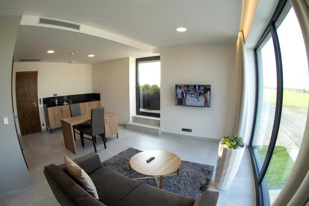 Mg Restaurace/Luxury Apartments Mladá Boleslav المظهر الخارجي الصورة