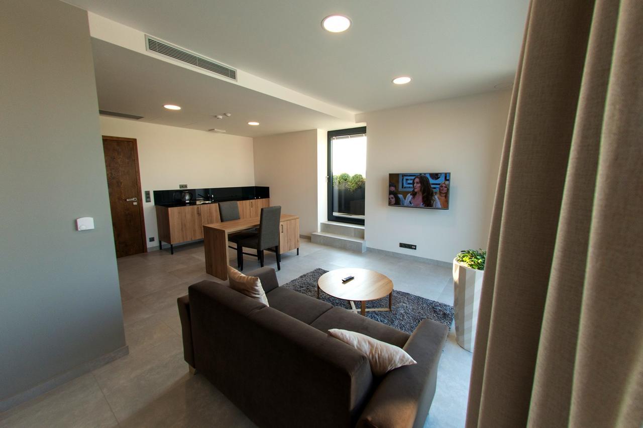 Mg Restaurace/Luxury Apartments Mladá Boleslav المظهر الخارجي الصورة