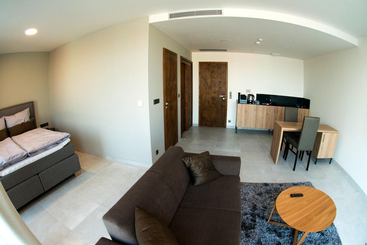 Mg Restaurace/Luxury Apartments Mladá Boleslav المظهر الخارجي الصورة